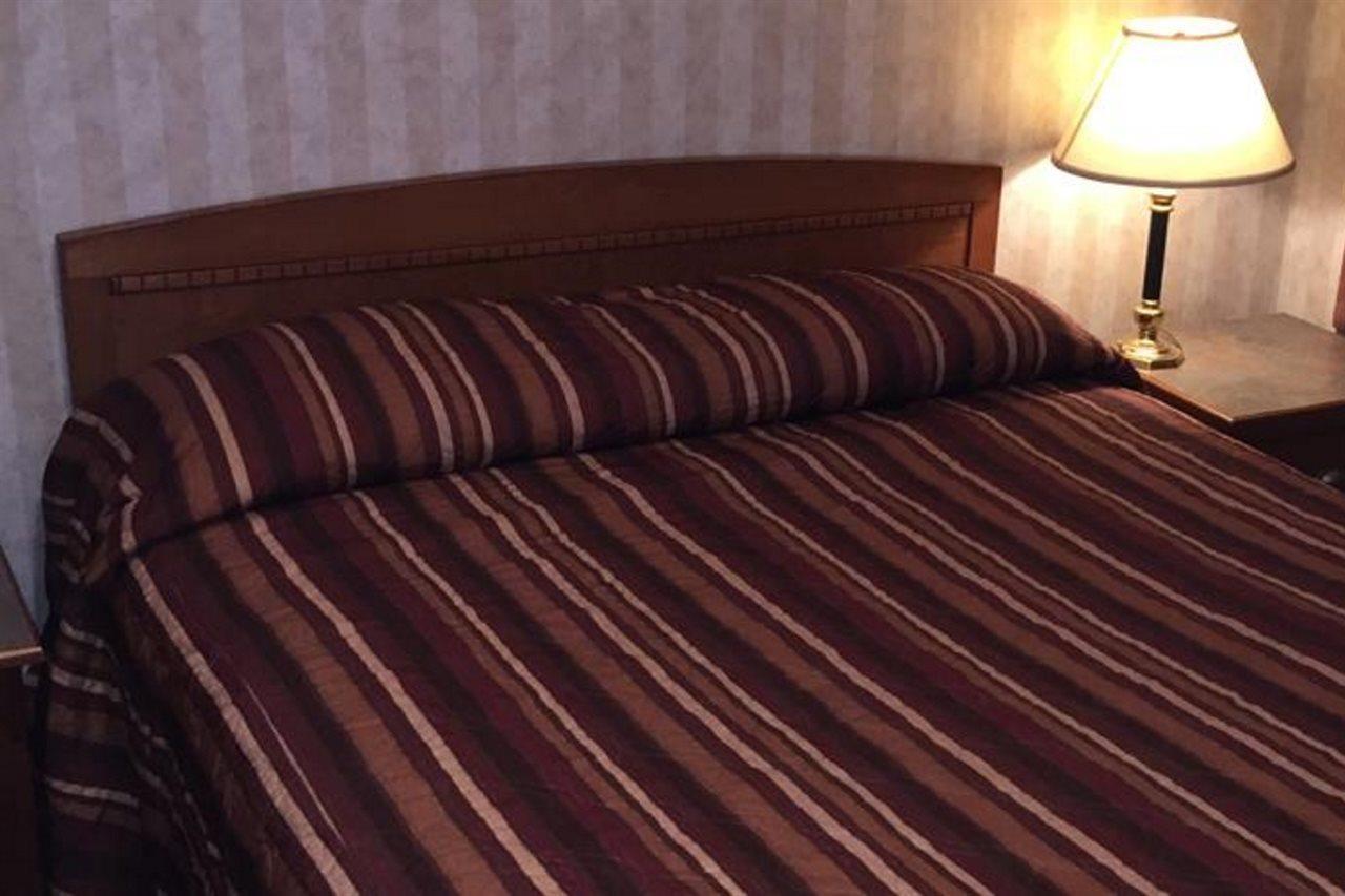Canadas Best Value Inn Chinook Station YYC Buitenkant foto