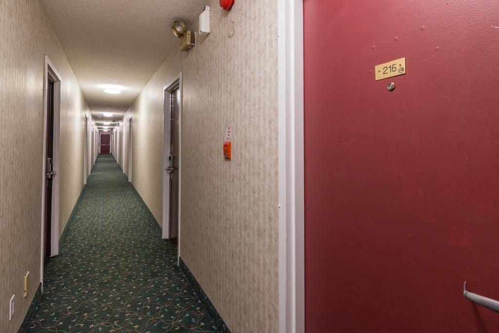 Canadas Best Value Inn Chinook Station YYC Buitenkant foto