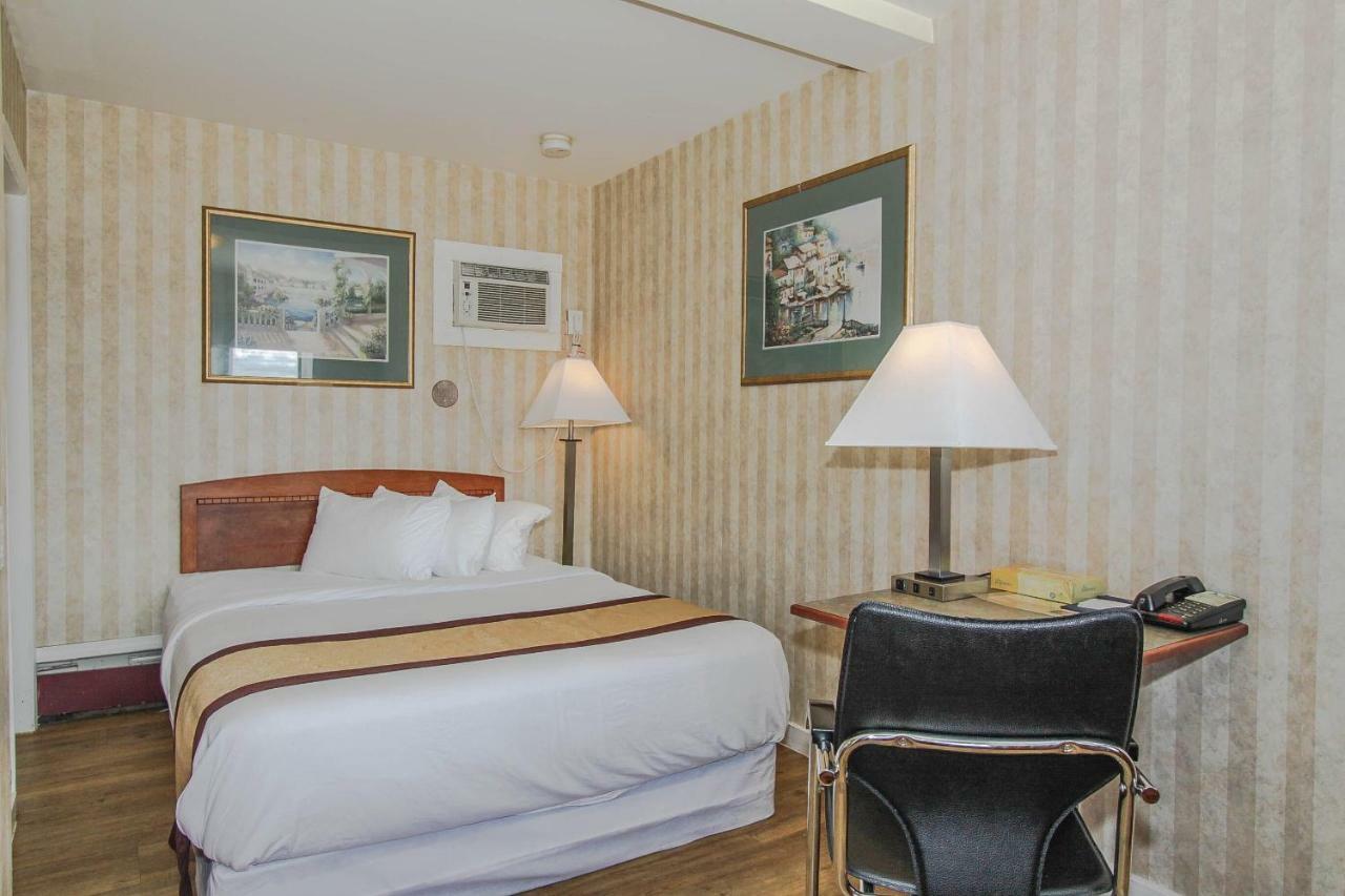 Canadas Best Value Inn Chinook Station YYC Buitenkant foto